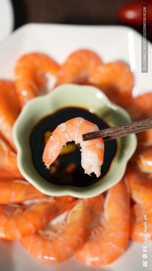 蘸料鲜虾摆盘特写
