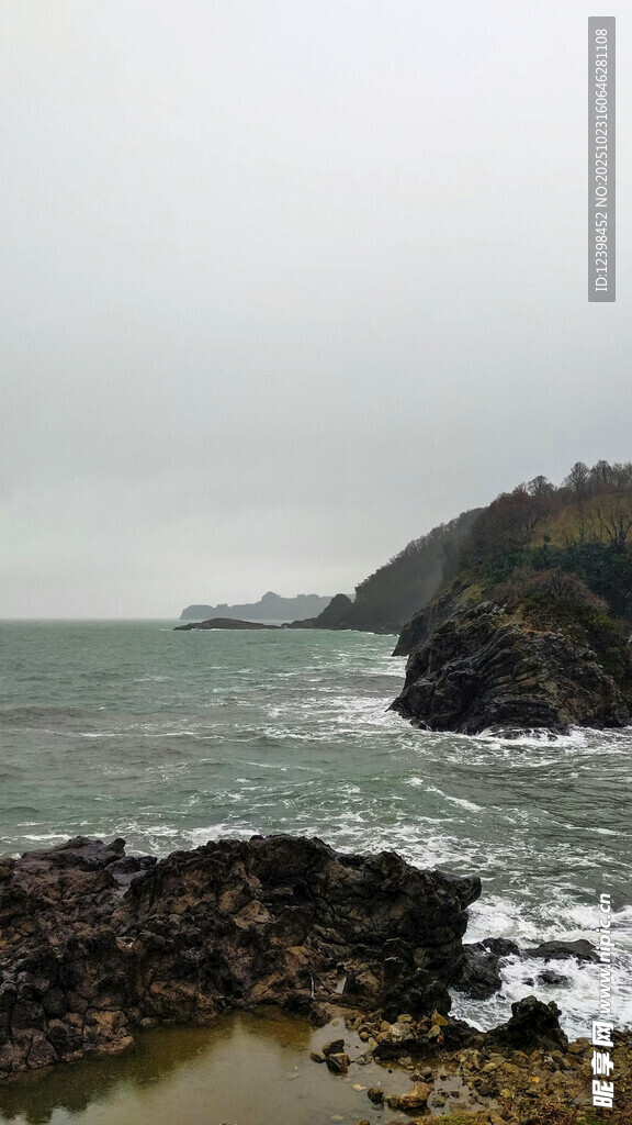 海岸边的壮阔海景