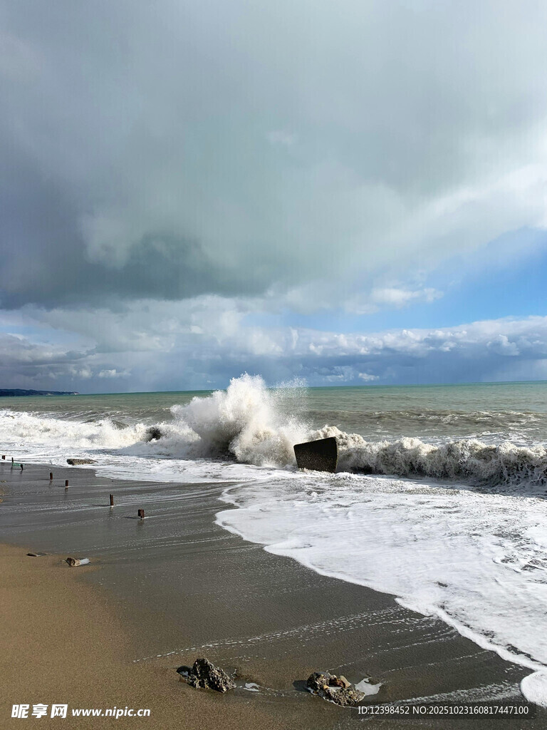 海浪拍岸的壮阔海滨景象