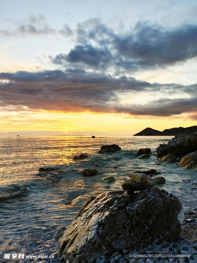 海边日落时的礁石美景