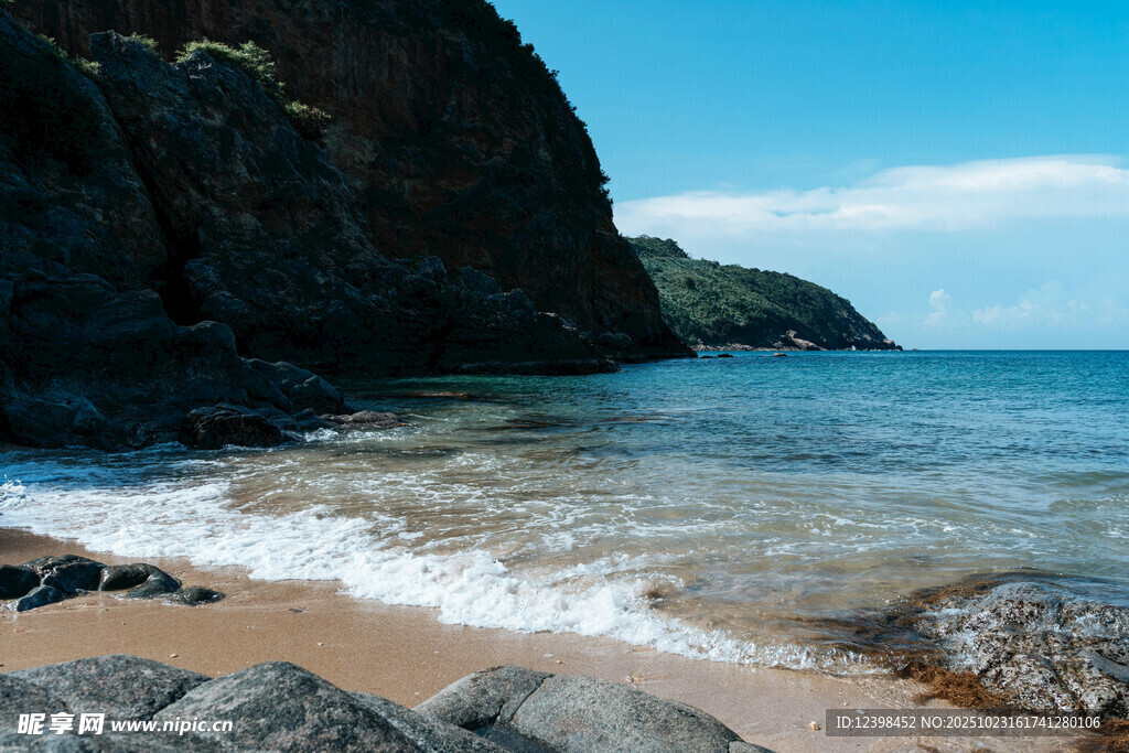 海边沙滩与岩石的美丽景致