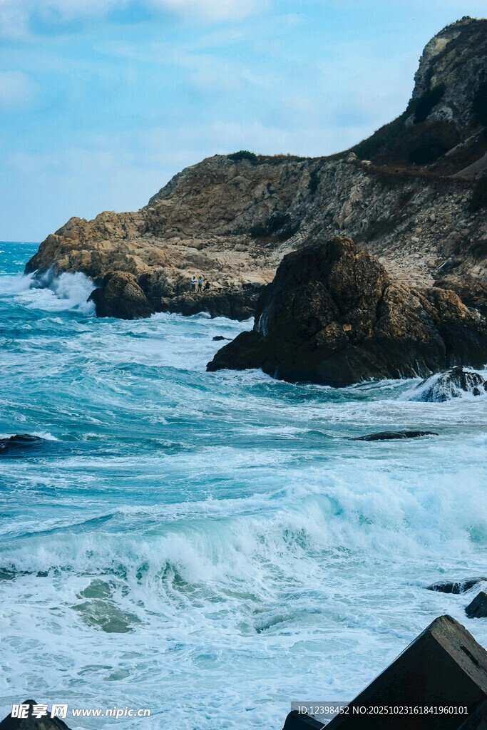 海浪拍击岸边岩石景象