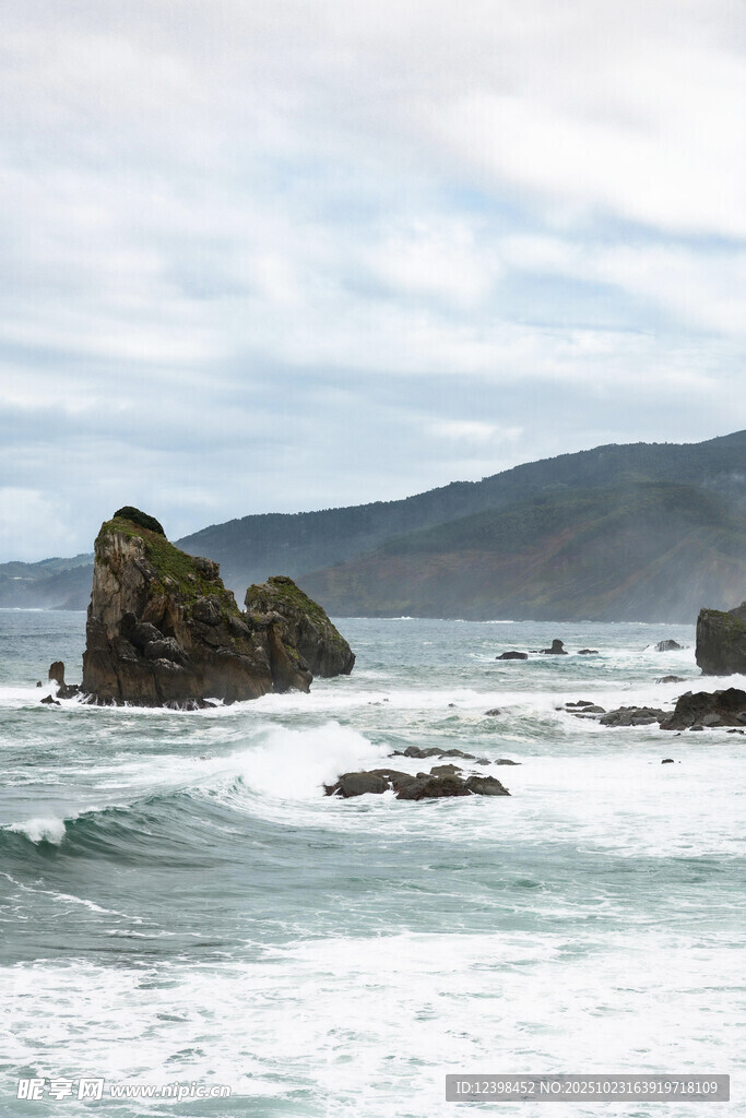 海边礁石与翻涌的海浪