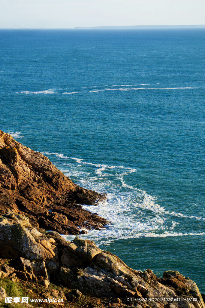海边嶙峋岩石与蔚蓝大海