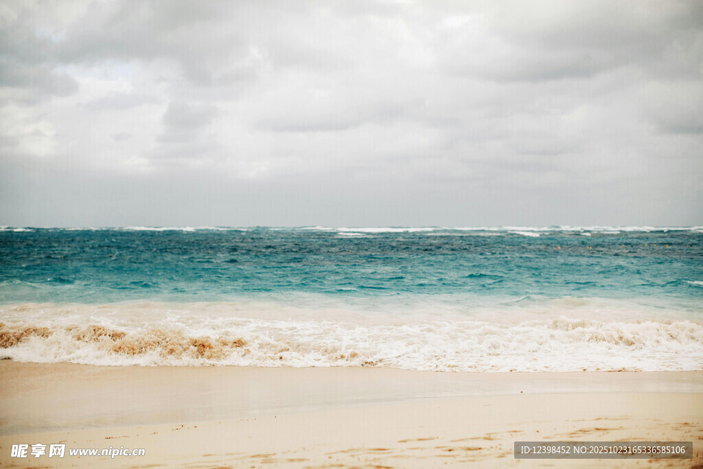 海边沙滩海浪的美丽景致