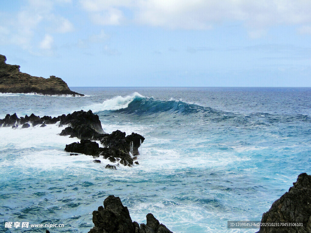 海浪拍击礁石的壮阔海景