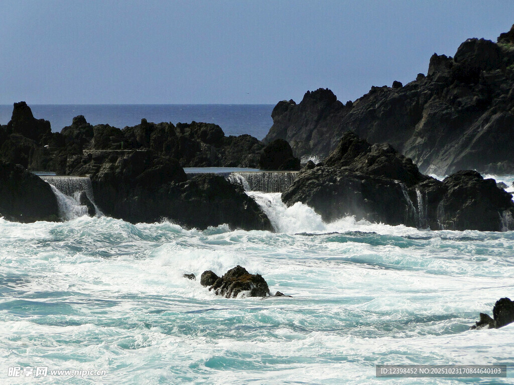 海浪拍击嶙峋礁石