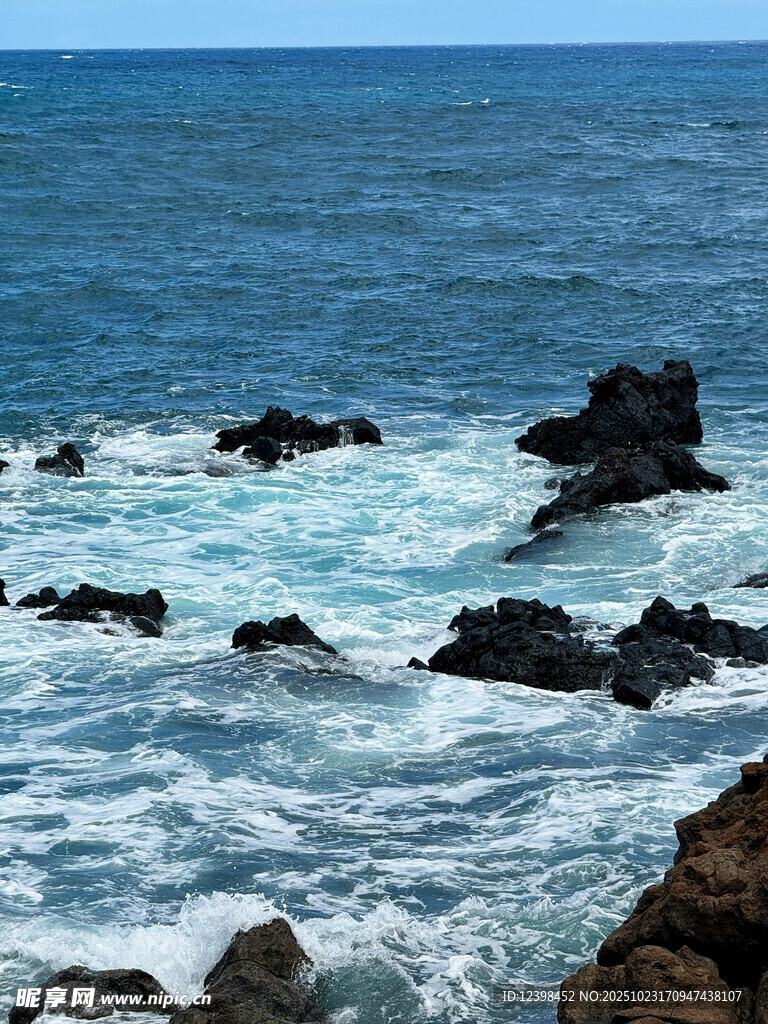 海边礁石与翻涌海浪