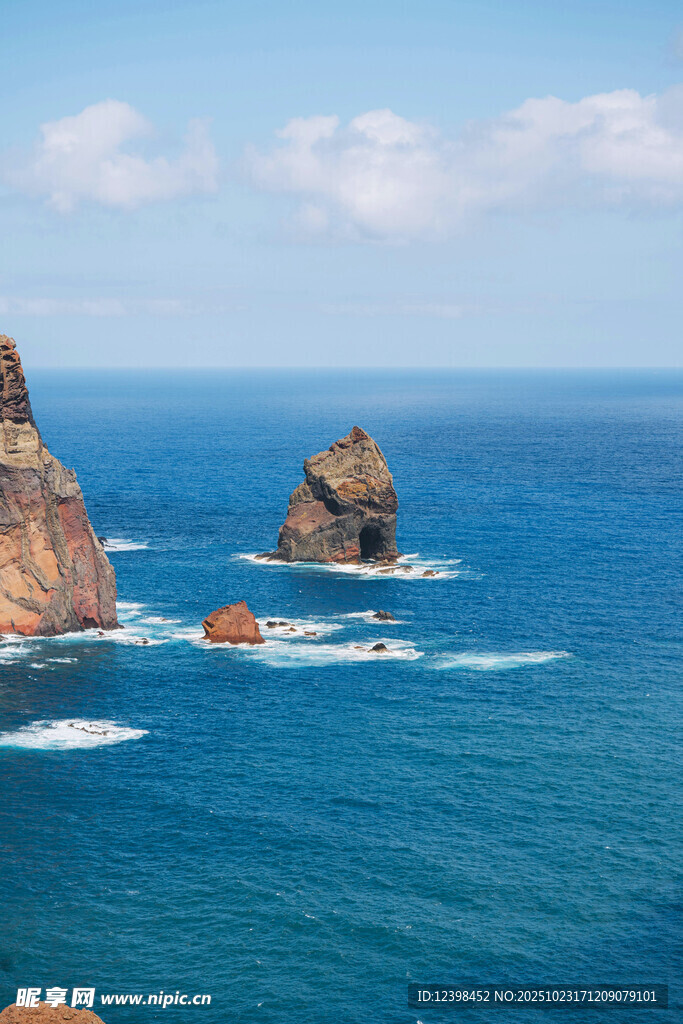 海边嶙峋礁石与蔚蓝大海
