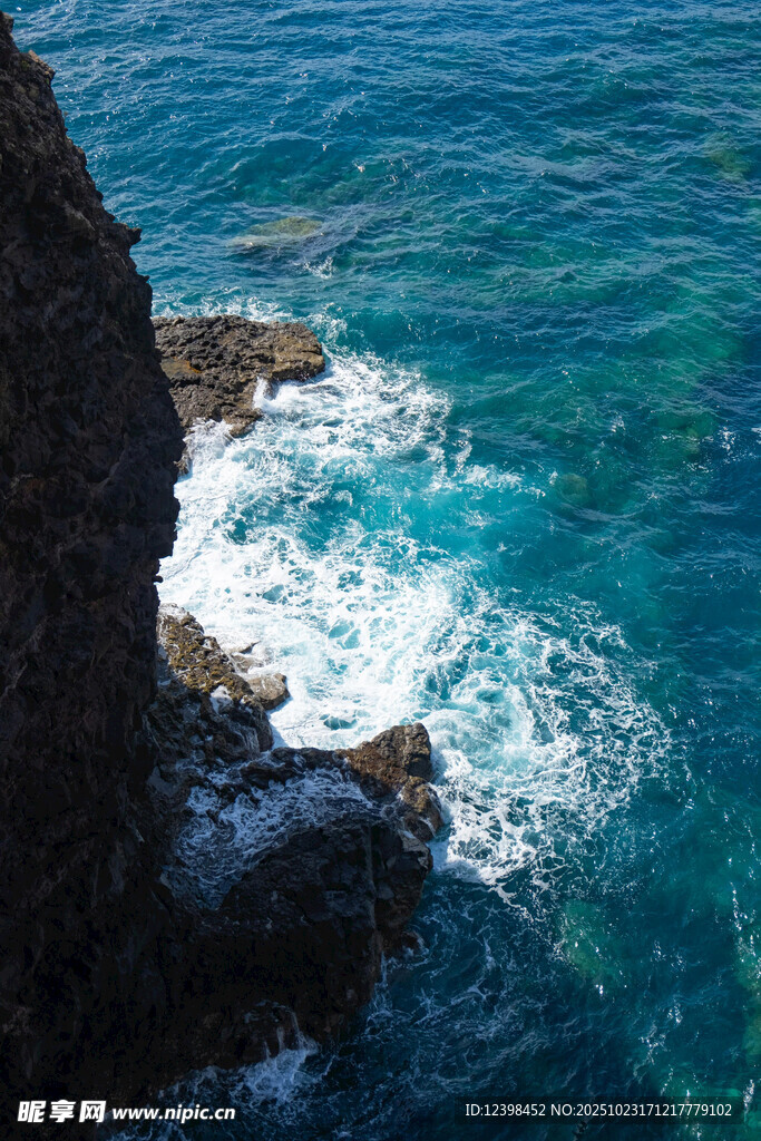 海边礁石旁的蓝色海浪