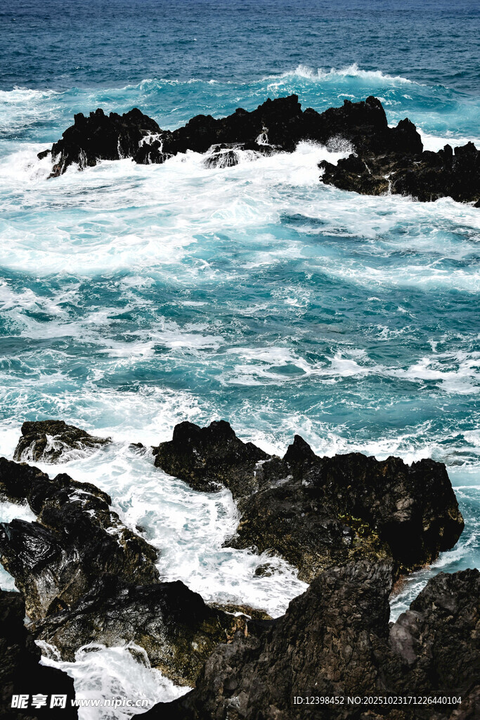 海浪拍击礁石的壮阔景象
