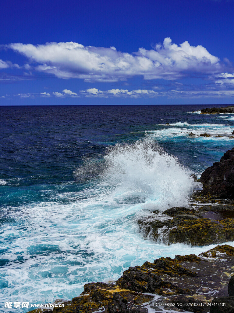 海浪拍击岸边岩石美景