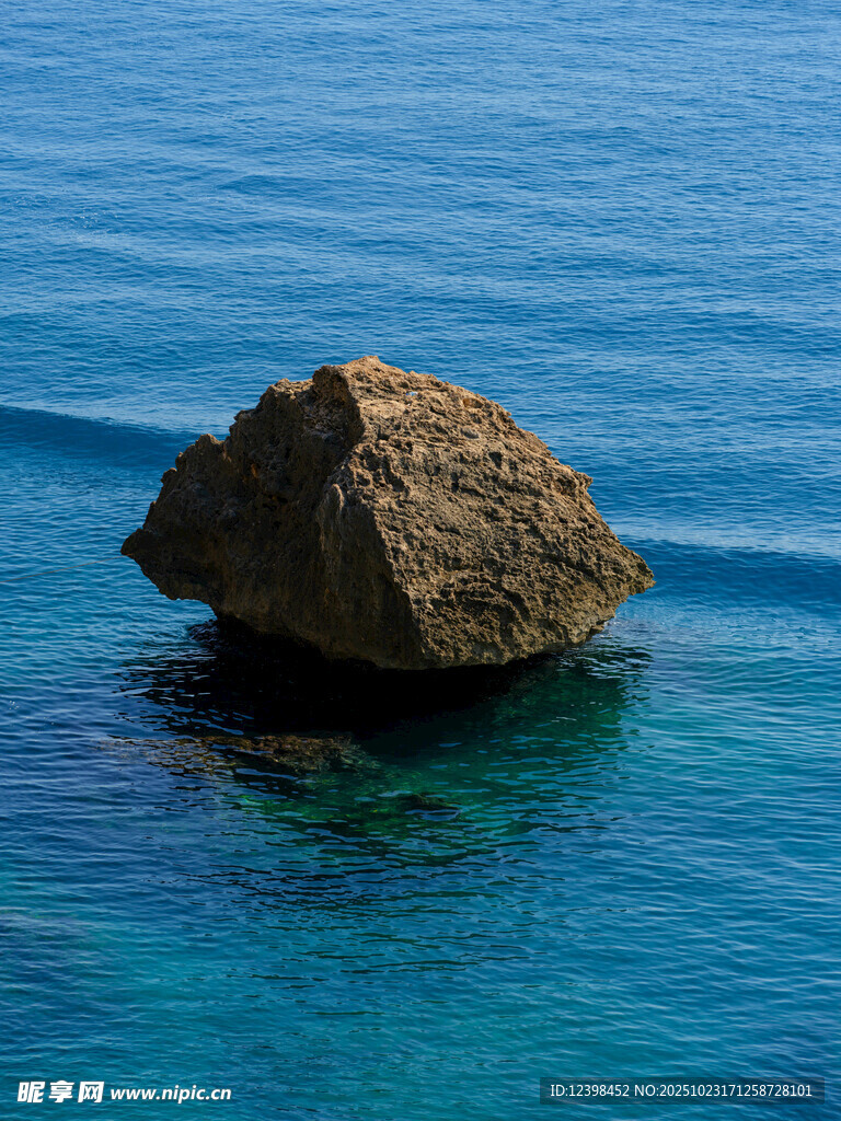 海中孤石