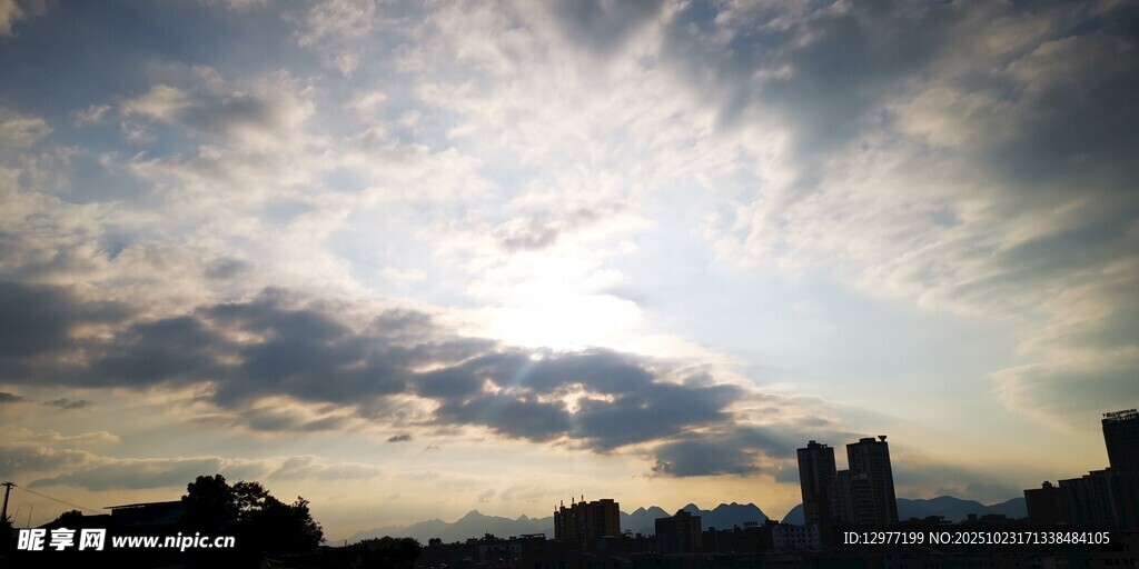 城市上空的绚烂云霞