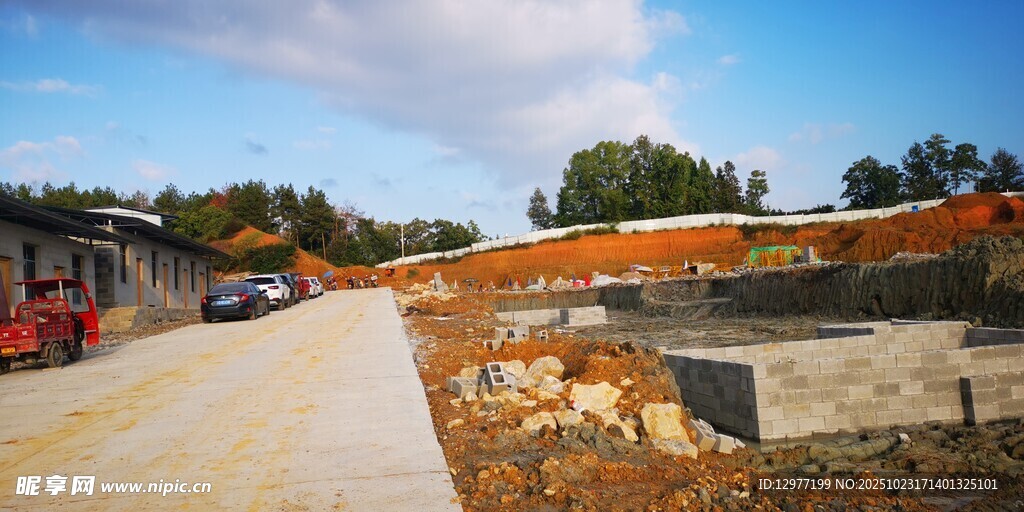 道路旁的施工场景