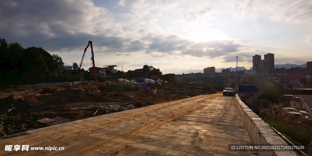 黄昏下的城市道路施工现场