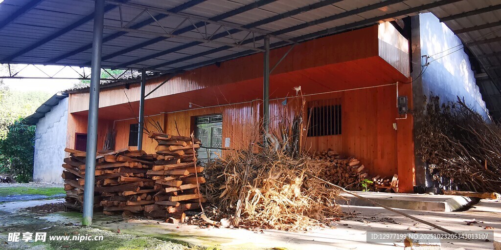 乡村红顶小屋与柴垛