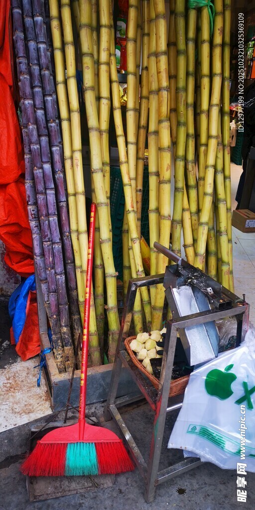 新鲜甘蔗等待售卖