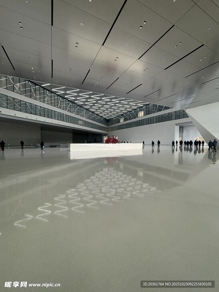 现代空旷室内建筑空间