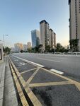 城市宽阔道路与高楼景观