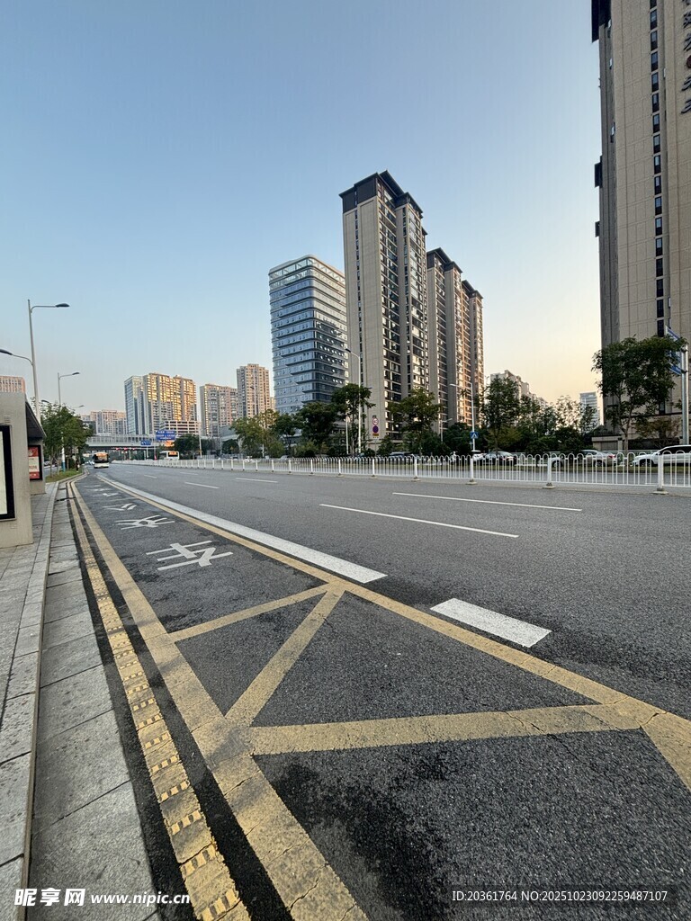 城市宽阔道路与高楼景观