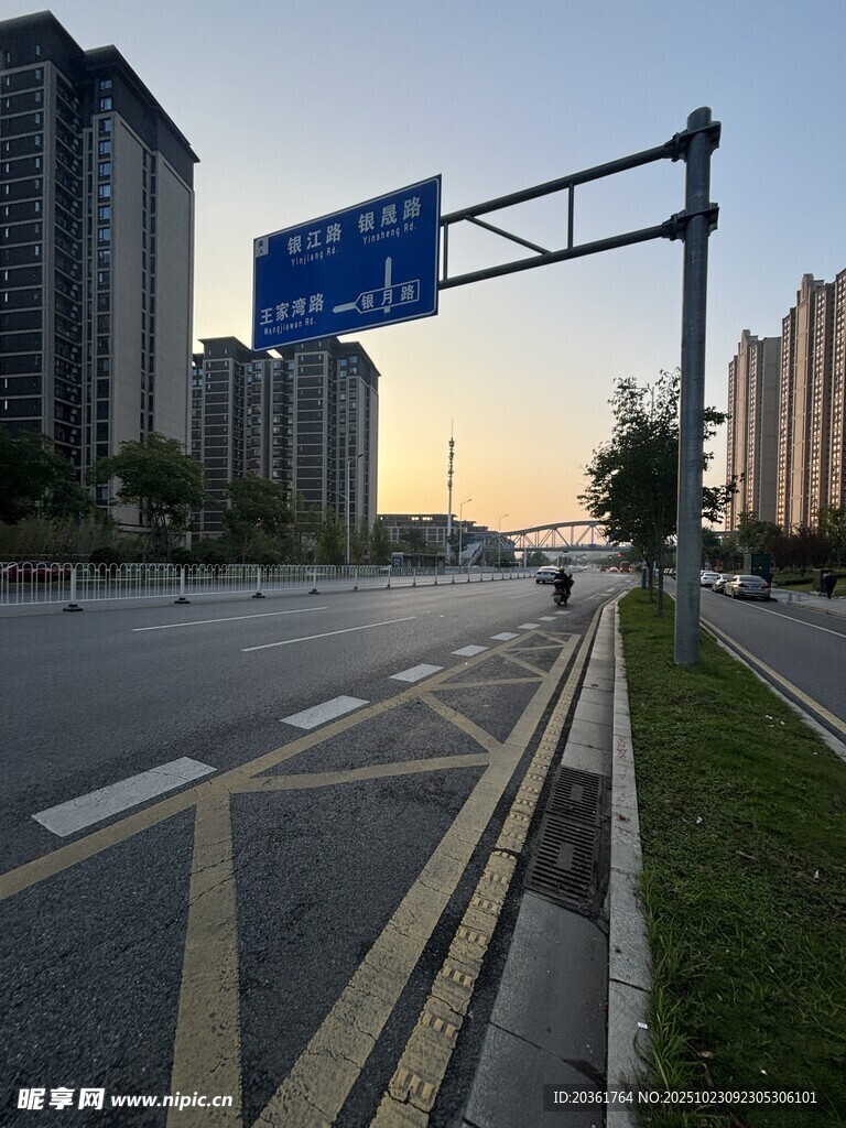 城市道路黄昏景象