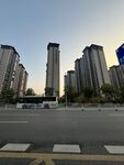 城市高楼与宽阔道路景观