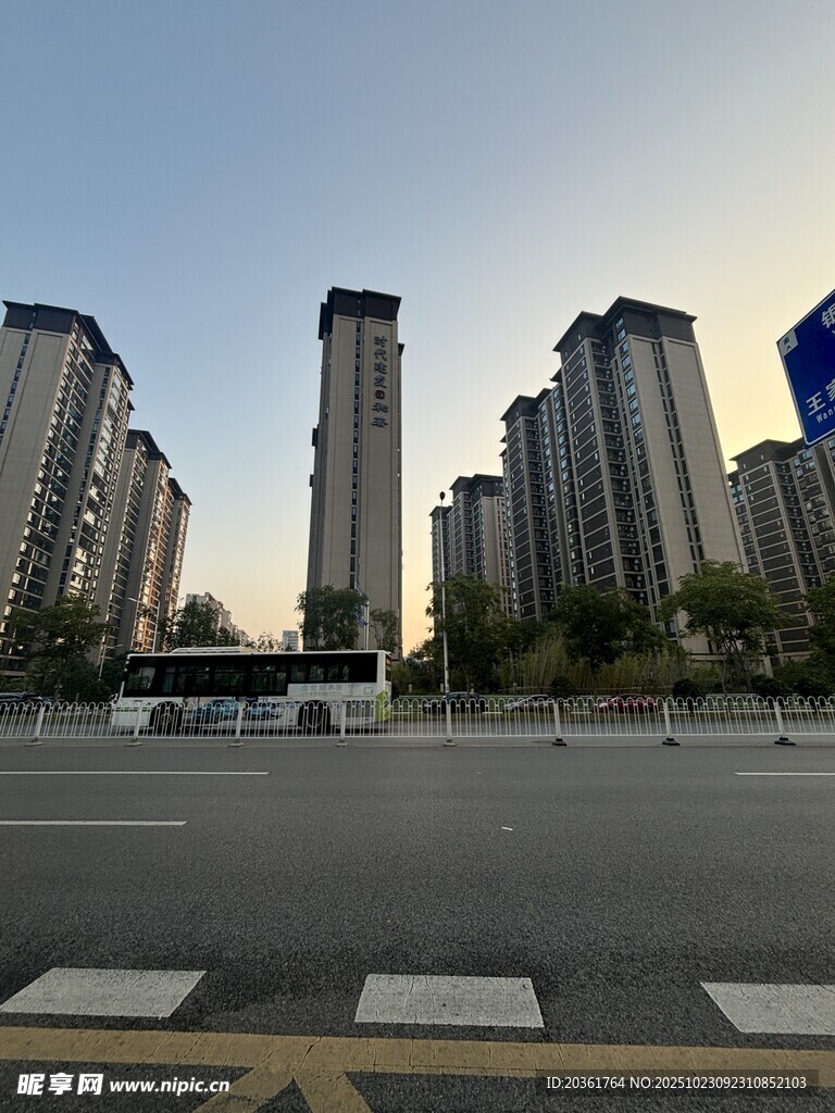 城市高楼与宽阔道路景观
