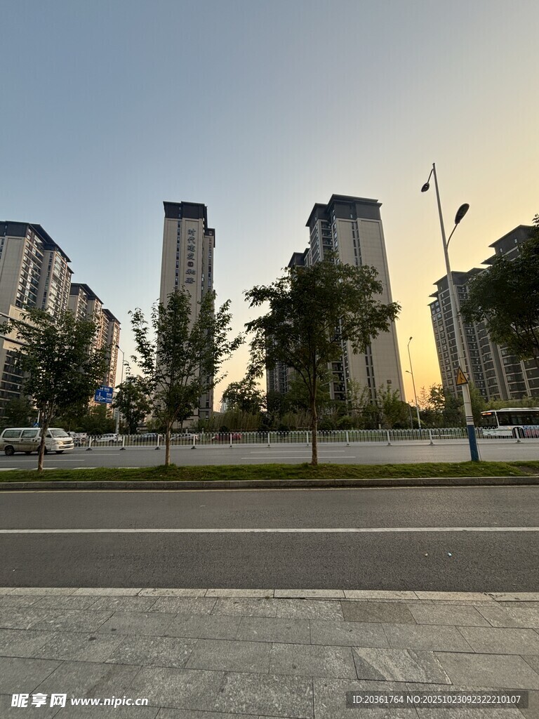 城市黄昏下的高楼与街道