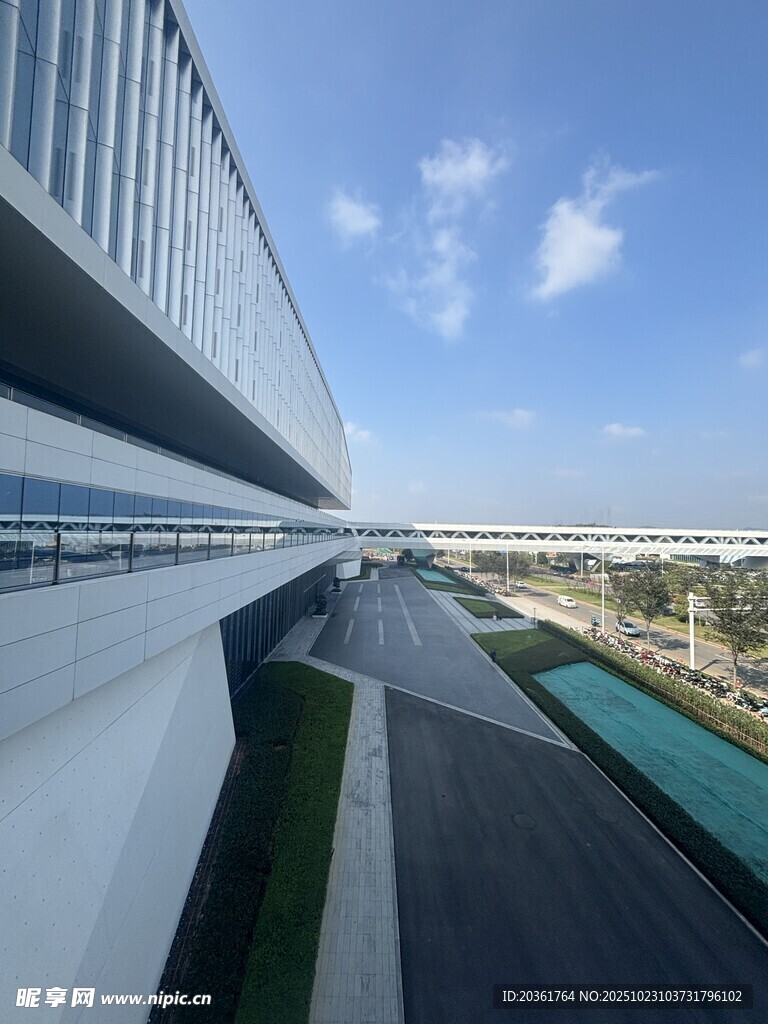 现代建筑外观与水景景观
