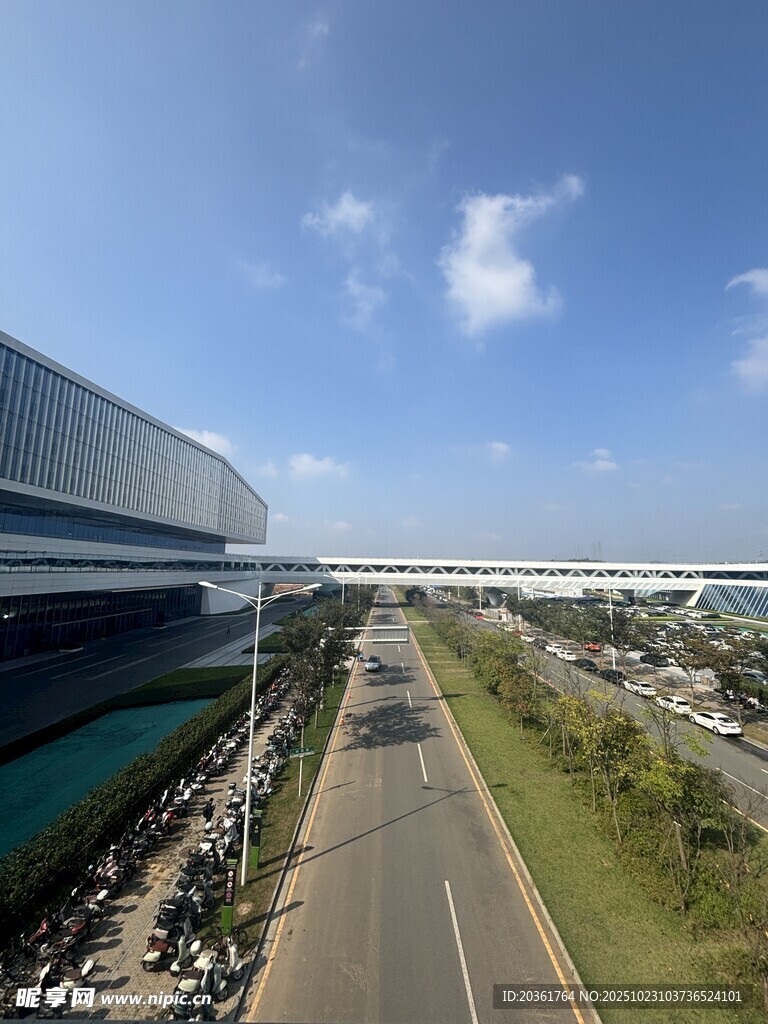 工厂外宽阔道路及周边景观