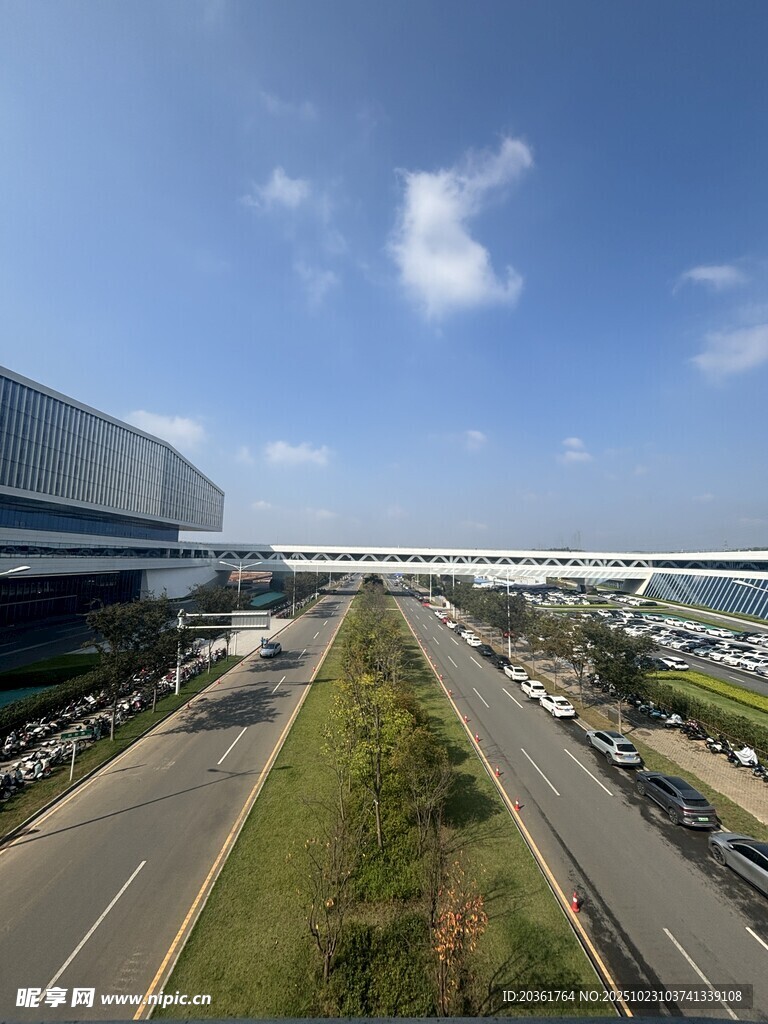 机场外宽阔道路景观