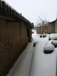 雪覆村落小巷景象