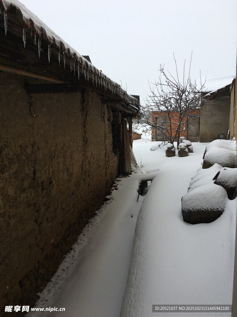 雪覆村落小巷景象