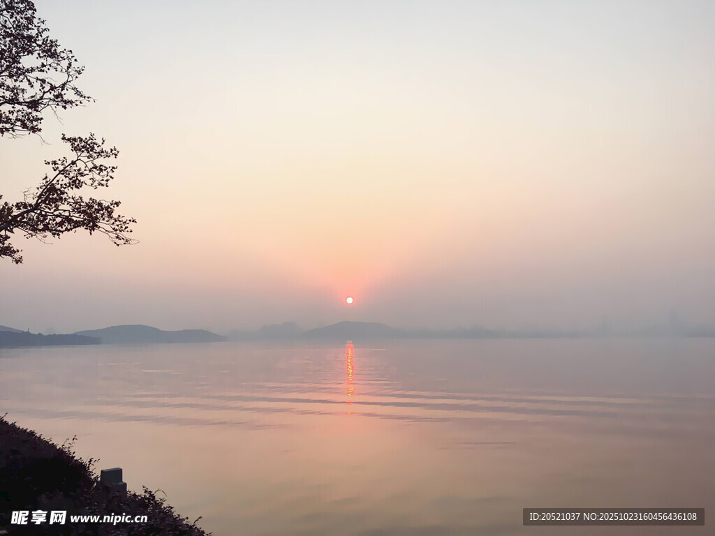 湖畔日出美景