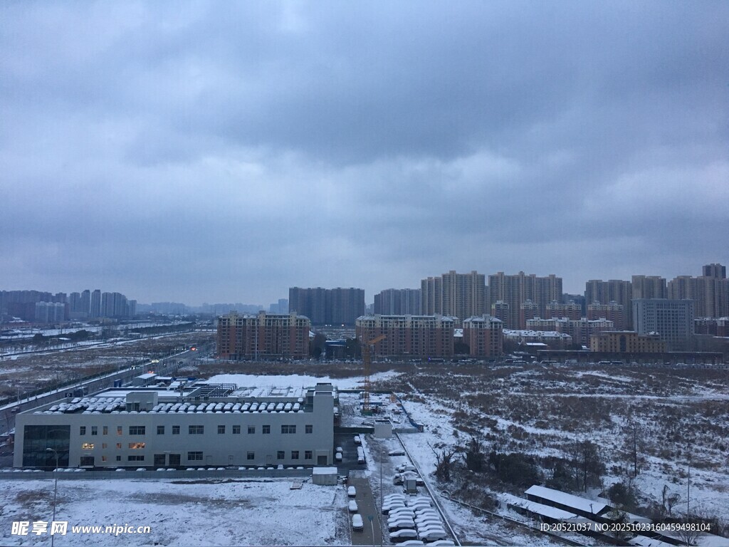 冬日雪覆城市建筑景观