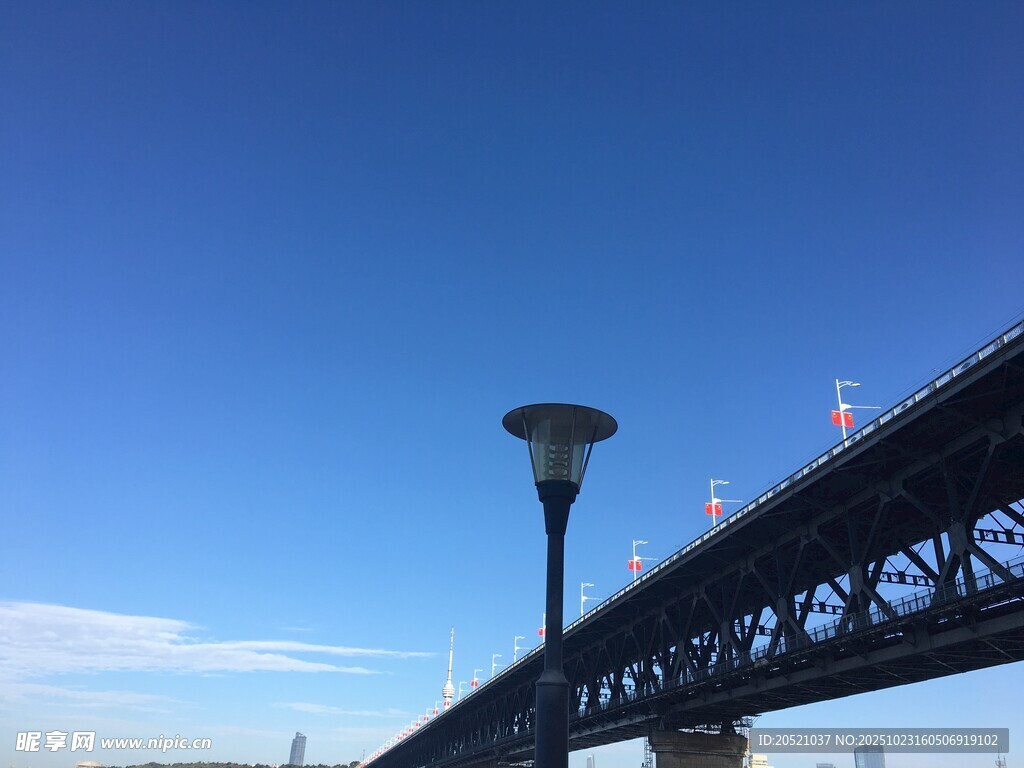 蓝天之下的桥梁与高塔