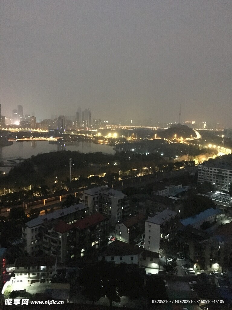 城市夜景俯瞰图