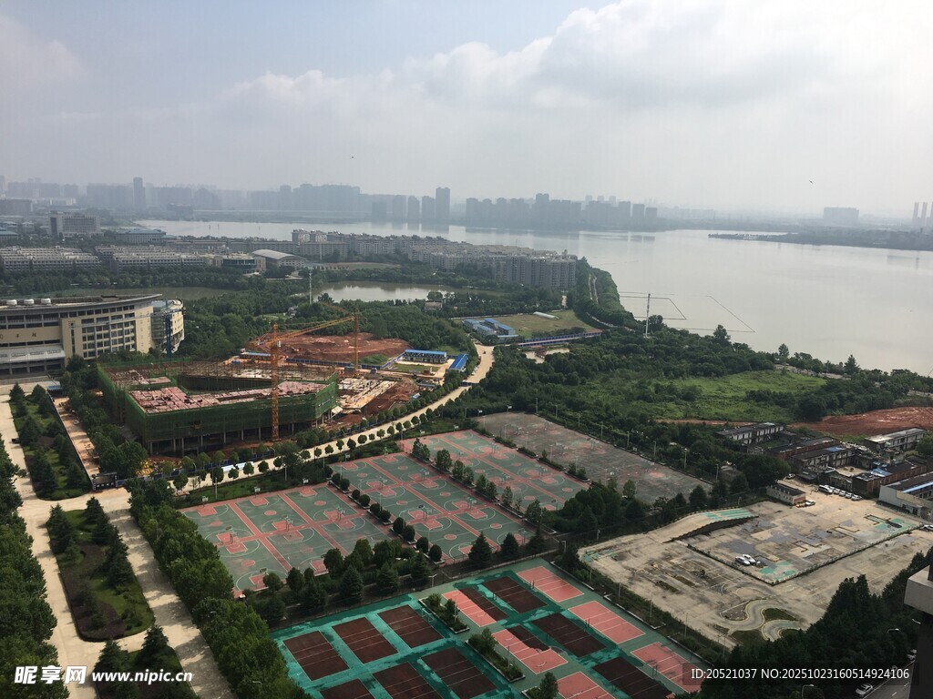 城市河畔景观俯瞰图