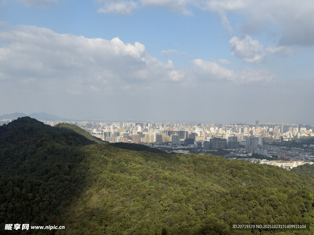 山巅远眺城市风光