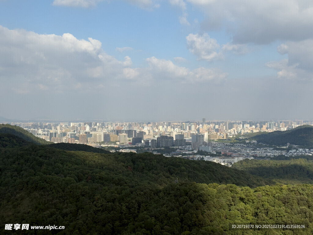 俯瞰城市与山林美景