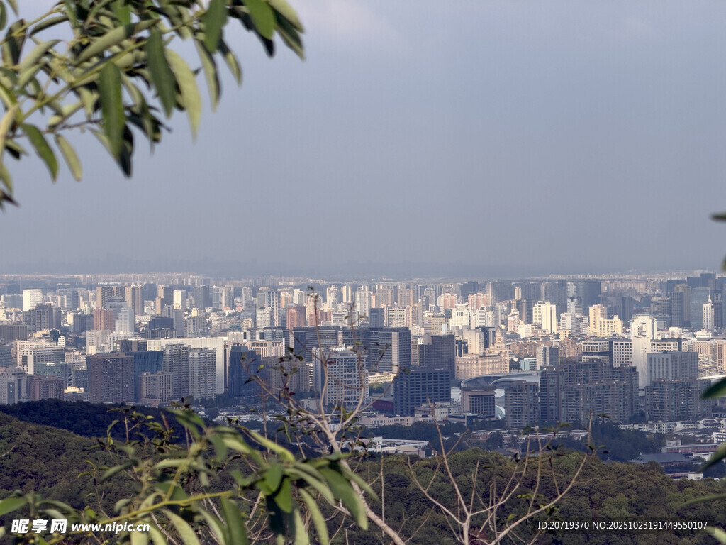 山林间远眺城市天际线