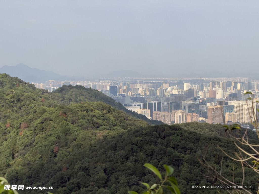 山巅远眺城市景观