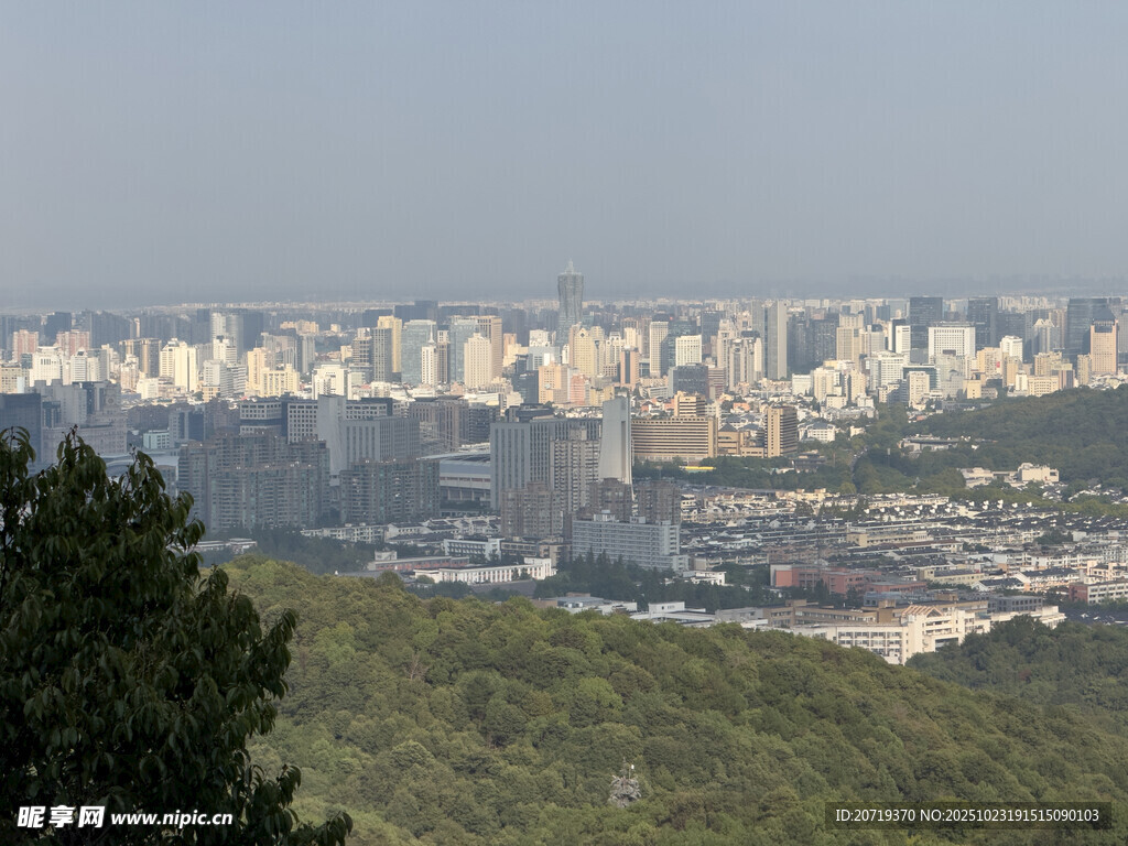 俯瞰城市与山林景观