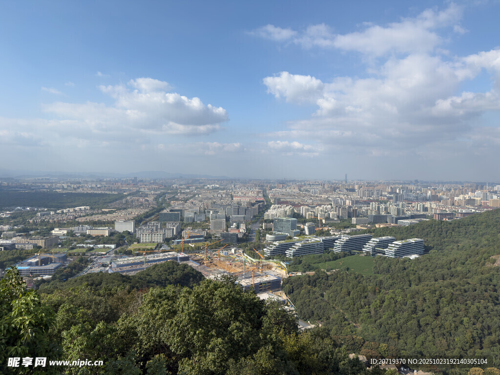 俯瞰城市与葱郁山林景观
