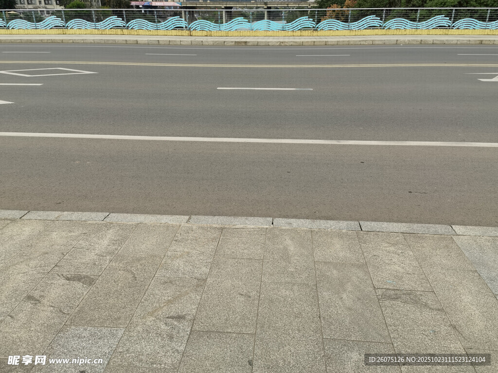 空旷道路旁的水泥人行道