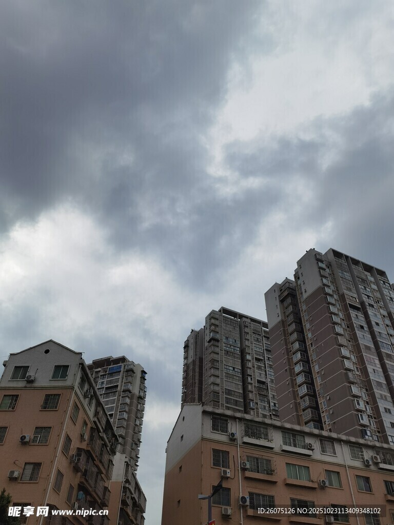 高楼之上的阴沉天空