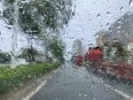 雨中行车窗外朦胧景致