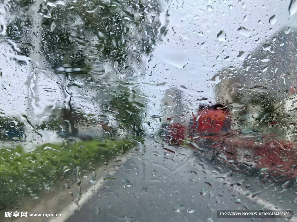 雨中行车窗外朦胧景致