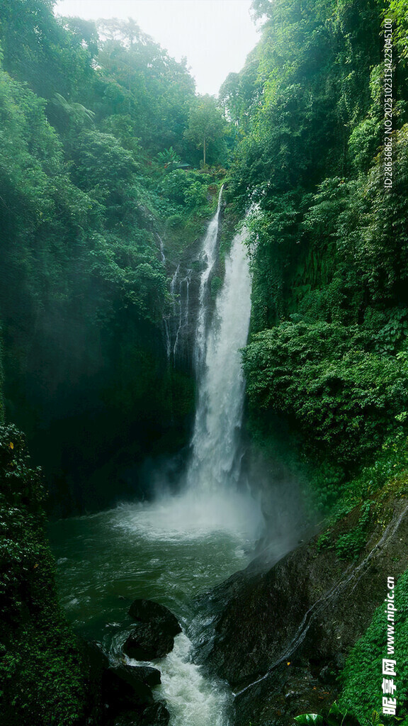 山间飞瀑